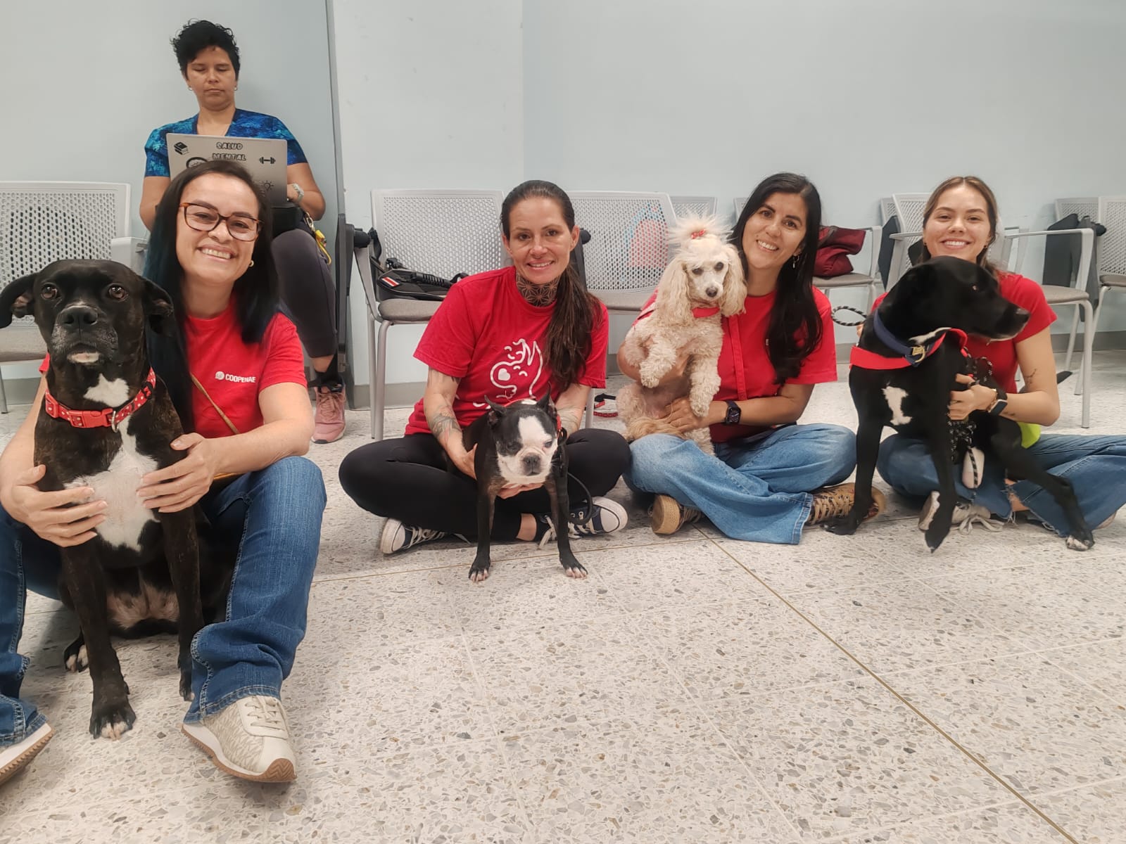 Cuatro voluntarias con cuatro perros terapeutas